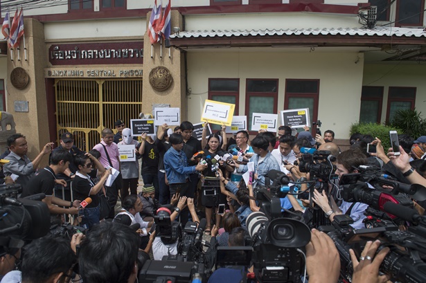 คุณปิยนุช โคตรสาร ผู้อำนวยการแอมเนสตี้ อินเตอร์เนชันแนล ประเทศไทย ให้สัมภาษณ์สื่อเกี่ยวกับการคัดค้านโทษประหาร