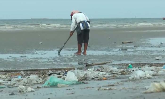 "ขยะ" ลอยเกลื่อน "หาดบางแสน" เป็นจำนวนมาก เทศบาลแสนสุขเร่งเก็บ หวั่นกระทบท่องเที่ยว