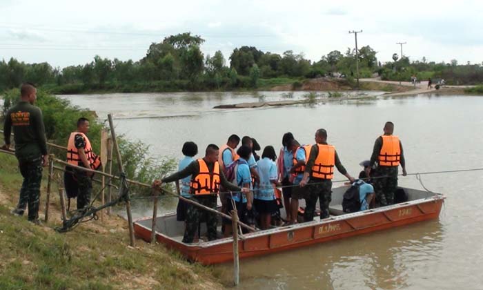 วิกฤต-ระดับน้ำชีเพิ่มสูงกัดเซาะทุกเส้นทางทำถนนขาด ชาวบ้านพึ่งเรือเท่านั้น