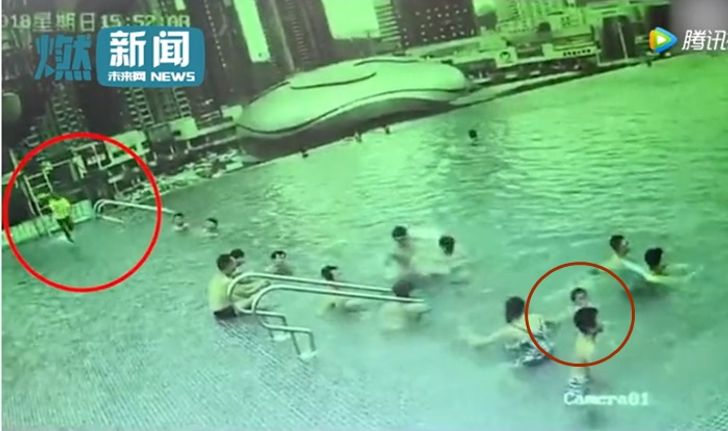 ทักษะระดับเซียน เผยคลิปไลฟ์การ์ดวิ่งเร็ว ช่วยสองแม่ลูกจมสระว่ายน้ำฝั่งตรงข้าม