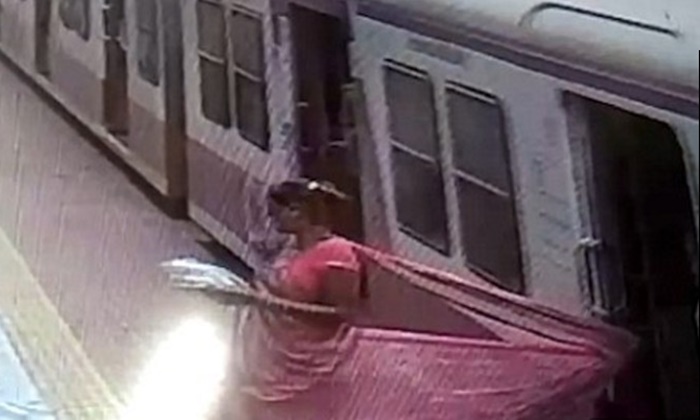 นาทีชีวิต หญิงอินเดียชุดเกี่ยวประตูรถไฟ ถูกลากไปตามชานชาลา (มีคลิป)