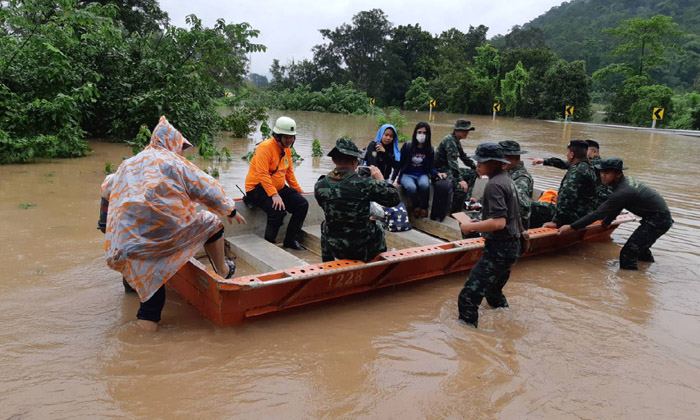 2 เมตรจ่อวิกฤต! “ดงหลวง” อ่วม-ทหารลงพื้นที่แล้วช่วย 4 หมู่บ้านหลังน้ำป่าซัดถล่มไม่หยุด