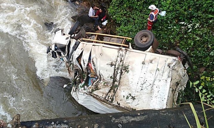 รถขนสิ่งของช่วยเหลือผู้ประสบภัยจากไทย เสียหลักพุ่งตกสะพานในลาว