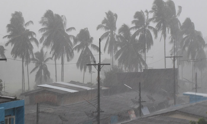 ห่าฝนถล่มไม่ลืมหูลืมตา-ตัวเมืองตรังอย่างกับป่าช้า ตลาดนัดใหญ่ร้านรวงปิดเงียบ