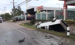 กระบะวูบหลับใน เสียหลักชนเสาไฟฟ้าพังยับ โชคดีไร้คนดับ