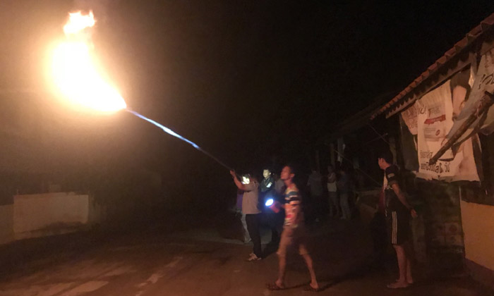 ตัดไฟทั้งหมู่บ้านเผารัง “ต่อหัวเสือ”  บนเสาไฟฟ้าแรงสูง หลังรุมต่อยคนเจ็บหลายราย