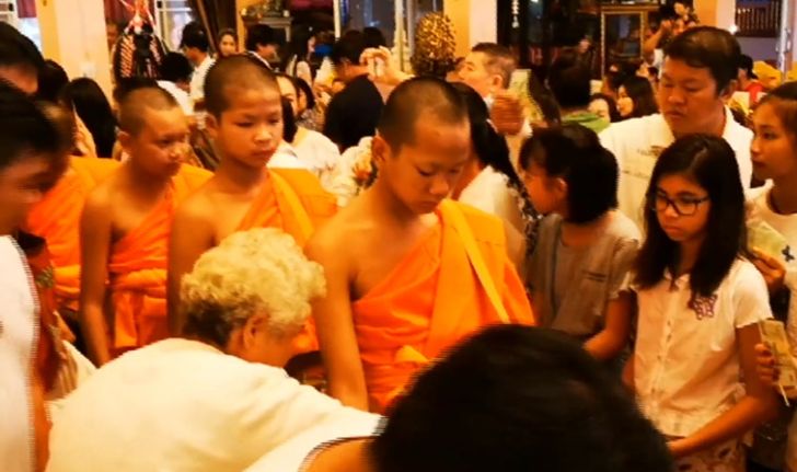 พระเณรทีมหมูป่า ออกบิณฑบาตทิ้งท้าย ก่อนเข้าพิธีลาสิกขาบท