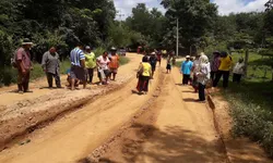 ชาวบ้านสุดทน "ถนนพัง" มานานกว่า 5 ปี เดือดร้อนหลายหมู่บ้าน ไร้หน่วยงานดูแล