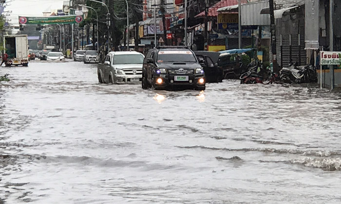 "หนองคาย" น้ำท่วมฉับพลัน หลังฝนตกนานกว่า 1 ชั่วโมง รถเล็กสัญจรลำบาก