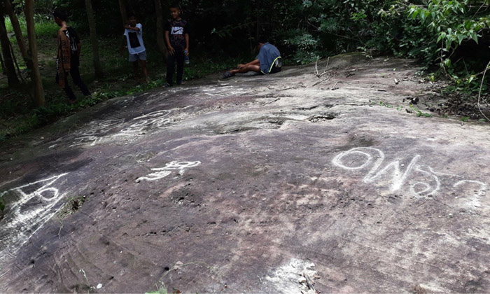 โลกออนไลน์ฮึ่ม! "นักท่องเที่ยวมือบอน" ขีดเขียนก้อนหินภายใน "จุดชมวิวหินช้างสี"
