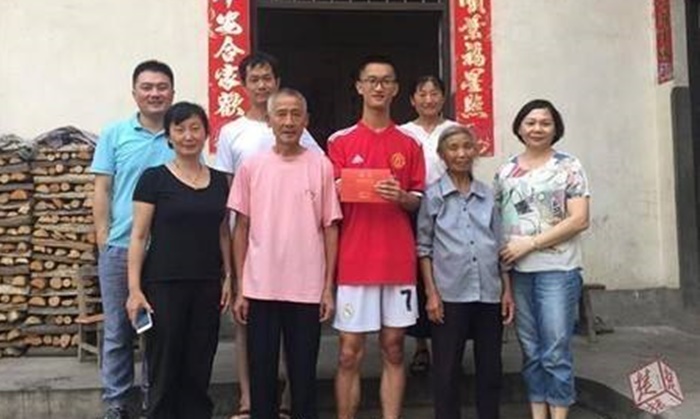 สุดยอด เด็กชายจีนแขนเดียวสอบติดมหาวิทยาลัยดัง เป็นเลิศทั้งการเรียนและกีฬา