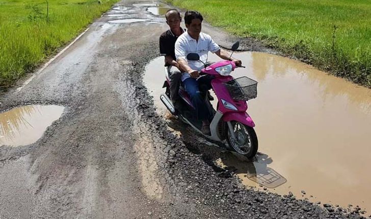 เพราะเดือดร้อนจึงร้องทุกข์ สภาพถนนบ้านหนองหว้า-หนองขาม นับวันหลุมยิ่งเพิ่ม