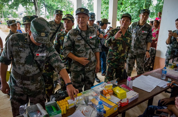 ทีมแพทย์ทหารชาวจีนเดินทางมาเพื่อช่วยเหลือผู้ประสบภัยที่แขวงอัตตะปือ