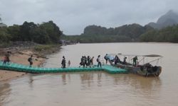 อยากเรียนต้องเสี่ยง-เด็กๆ "เกาะปันหยี" นั่งเรือฝ่าคลื่นลมไปเรียน ขณะกรมอุตุฯ ประกาศเตือน