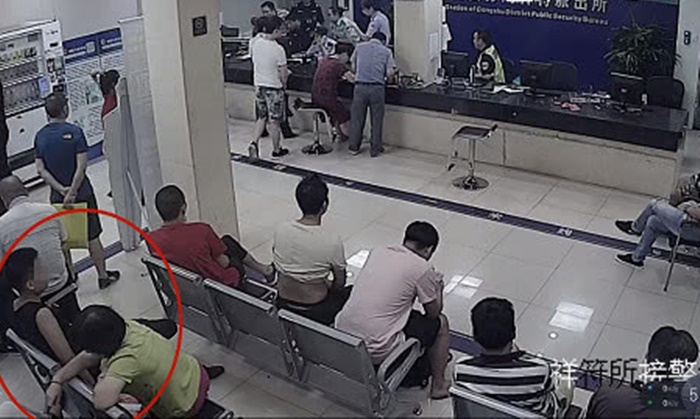 ช่างกล้า! หนุ่มจีนลงมืออุกอาจ แอบขโมยมือถือในสถานีตำรวจ
