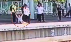4 วินาทีเป็นตาย หญิงจีนคิดสั้นพุ่งโดดลงรางรถไฟ ดีมีคนคว้าตัวไว้ทัน
