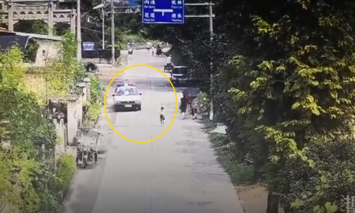 น่าประทับใจ ตำรวจจีนเจอเด็ก 5 ขวบเดินคนเดียว เป็นห่วงเลยขับรถคุ้มกันจนถึงบ้าน