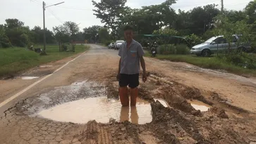 ชาวบ้านโอด "ถนนพัง" เป็นบ่อน้ำกลางถนน วอนหน่วยงานแก้ไข เกรงเกิดอุบัติเหตุซ้ำ