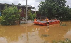 "แม่น้ำคำ" พนังขาด! ทะลักท่วมบ้านเรือนกว่า 300 หลัง ผู้ว่าลงพื้นที่สั่งช่วยเหลือ