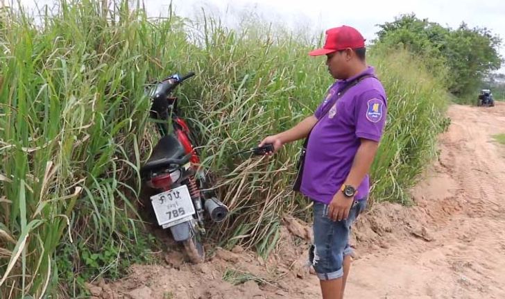 เจ้าของ "ไร่มันสำปะหลัง" เจอ "มอเตอร์ไซค์" ซุกไร่ คาดถูกขโมยเตรียมแยกชิ้นส่วนขาย