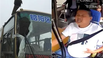 นับถือใจ คนขับรถเมล์จีนประคองสติพาผู้โดยสารรอดยกคัน หลังหินถล่มกระแทกหัว