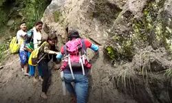 เสี่ยงตายทุกวัน! เผยคลิปการเดินทางของนักศึกษาบนเทือกเขาหิมาลัย