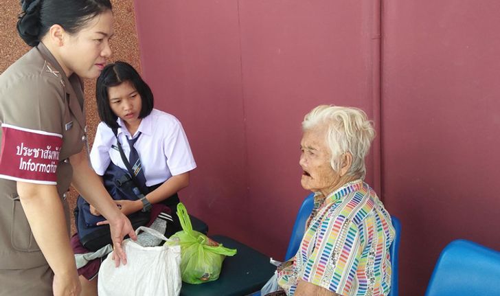 สะเทือนใจ-หญิงชราถูกปล่อยทิ้งหน้าสถานีตำรวจ กระสอบติดตัว 1 ใบ ข้าวประทังชีวิต 1 มื้อ