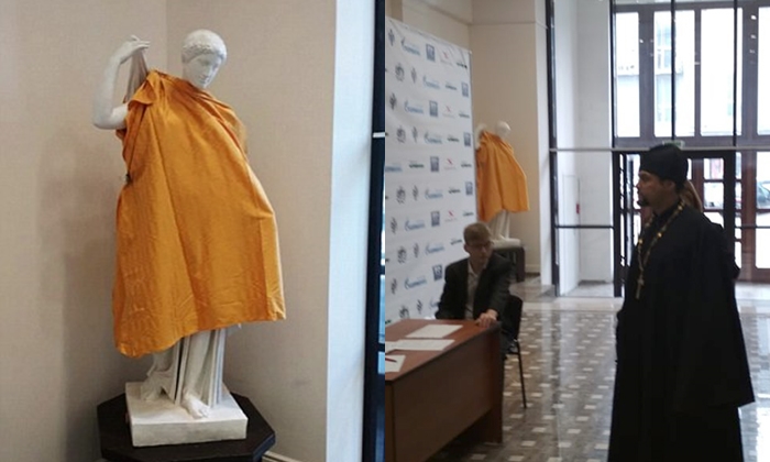 สถาบันศิลปะรัสเซีย คลุมผ้ารูปปั้นเปลือย หวั่นกระทบจิตใจ "บาทหลวง" ที่มาเยี่ยม
