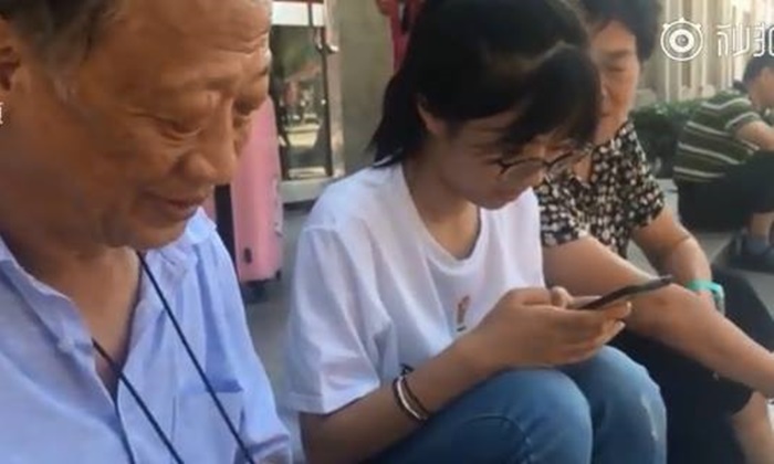 ปู่ย่าชาวจีนส่งหลานเข้ามหาวิทยาลัย จดวิธีใช้วีดีโอคอลเพื่อให้ได้คุยกัน