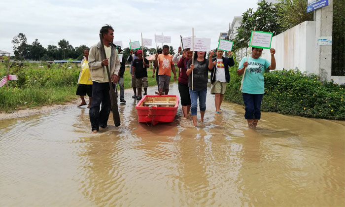 ชาวบ้านโวย! อบต. ทำ "ถนนสูง" แต่ไร้ท่อระบายน้ำ ท่วมถนนเข้าหมู่บ้านหนัก