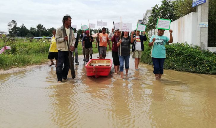 ชาวบ้านโวย! อบต. ทำ "ถนนสูง" แต่ไร้ท่อระบายน้ำ ท่วมถนนเข้าหมู่บ้านหนัก