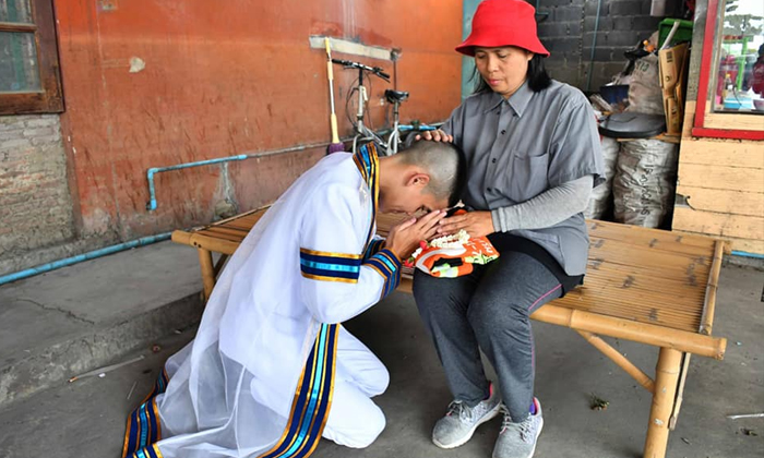 ภาพซึ้งใจ "บัณฑิตหนุ่ม" ก้มกราบป้าเจ้าของวิน ให้ยืมเสื้อขับหาเงินเรียนจนจบ