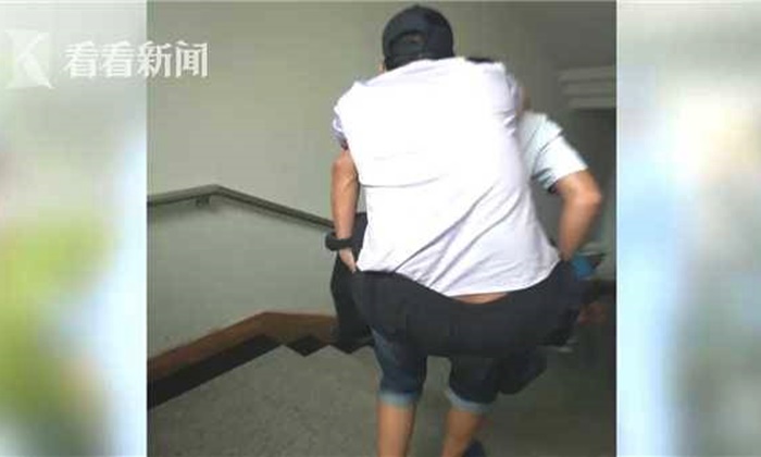 ลิฟต์เสีย หมอจีนใจหล่อ แบกคนไข้หนัก 75 กก. ลงจากตึก 4 ชั้น