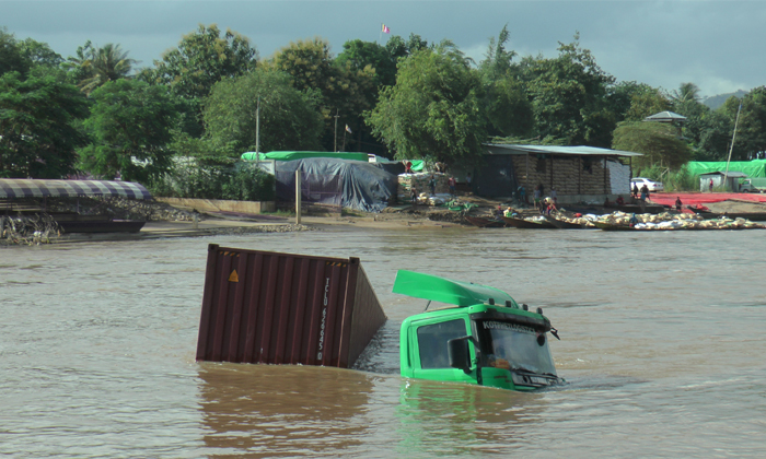 รถบรรทุกเทรลเลอร์ ตกแม่น้ำเมยทับเรือจมใต้บาดาล คนงานกระโดดหนีวุ่น