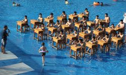 โรงเรียนในฉงชิ่งปิ๊งไอเดีย จัด “ห้องเรียนในน้ำ” คลายร้อนให้นักเรียน