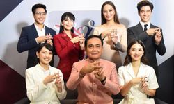 "ลุงตู่" มอบเกียรติบัตรดารา-ทีมนักแสดงนำ "เมีย 2018" ชวนรณรงค์ "สร้างไทยไปด้วยกัน"