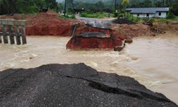 ฝนตกหนัก-พาน้ำกัดเซาะทางเบี่ยงสะพานข้ามคลองขาดรอบสอง