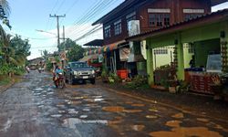 หลุมขนมครก-ชาวบ้านวอนช่วยซ่อมปรับปรุงถนนในหมู่บ้าน ชำรุดเกินเยียวยา สัญจรลำบาก