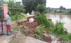 เฉียดกำแพง-ฝนตกหนัก น้ำกัดเซาะตลิ่งริมแม่น้ำน่านทลาย หวั่นบ้านจมหาย