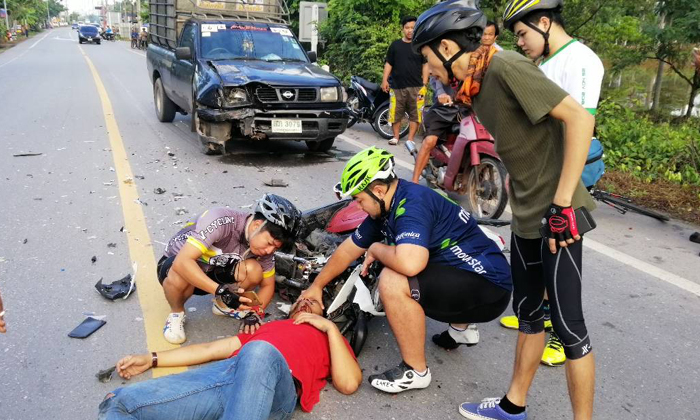 ถึงโค้งดันไม่เลี้ยว...หนุ่มวัย 21 ปีซิ่ง​จักรยานยนต์หลุดโค้ง ชนรถกระบะเจ็บสาหัส
