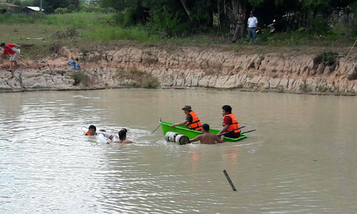 โจ๋พายเรือเล่นกลางสระน้ำ ก่อนเรือคว่ำจมน้ำหาย เจออีกทีกลายเป็นศพ