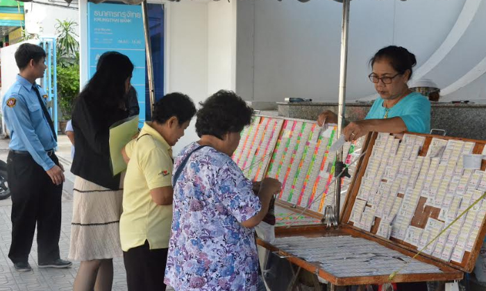 สำรวจเลขเด็ด! กว้านซื้อหวย "โอ วรุฒ" - อายุเกจิดัง "หลวงพ่อกำจัด" เกลี้ยงแผง