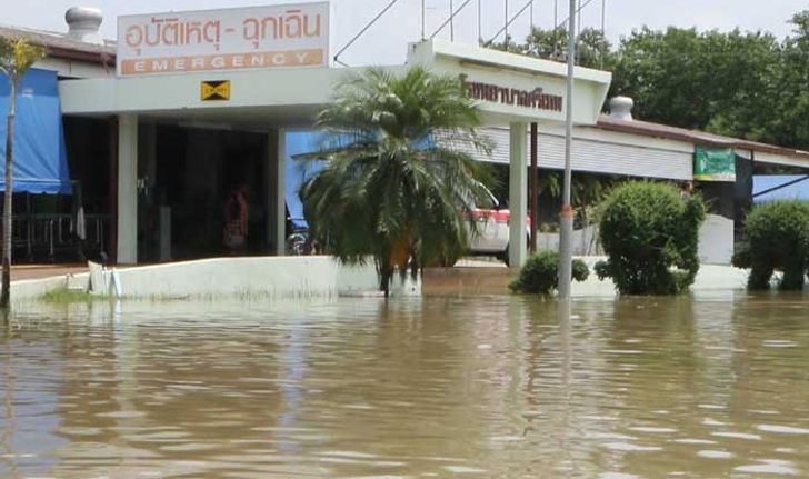 น้ำป่าจาก "เทือกเขาถมอรัตน์" ไหลเข้าท่วม "โรงพยาบาลศรีเทพ" จนท. ขนย้ายอุปกรณ์ขึ้นที่สูงแล้ว