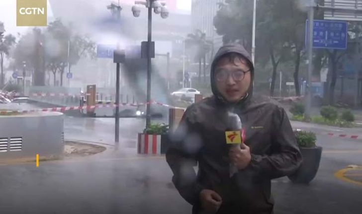 ฤทธิ์ "ไต้ฝุ่นมังคุด" ซัดกระจกตึกสูงร่วงพื้น นักข่าวจีนสะดุ้งหนีสุดตัว (มีคลิป)
