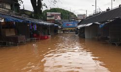 เชียงรายฝนตกหนัก "แม่น้ำสาย" เพิ่มปริมาณสูง ไหลท่วมร้านค้าและถนน