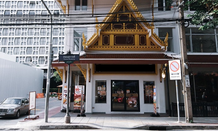เกือบไหว้! ชาวเน็ตแห่แชร์ร้านฟาสต์ฟู้ดดัง แต่งตึกด้วยศิลปะไทย มองผ่านนึกว่าวัด