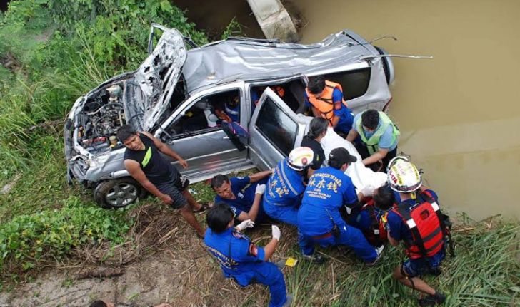 รถครอบครัวตกสะพานจมน้ำดับ 3 ศพ ญาติขับตามมาช่วยทันเพียงชีวิตเดียว