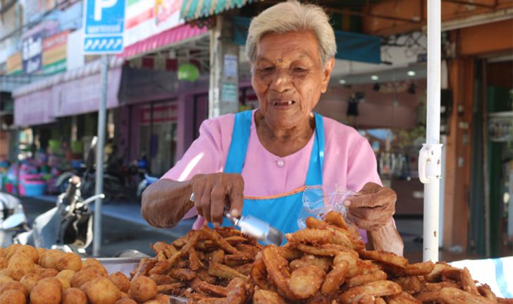 99 ยังแจ๋ว! คุณยายอายุยืนเดินเข็นรถเร่ขายกล้วยทอด เผยเคล็ดลับสุขภาพดี