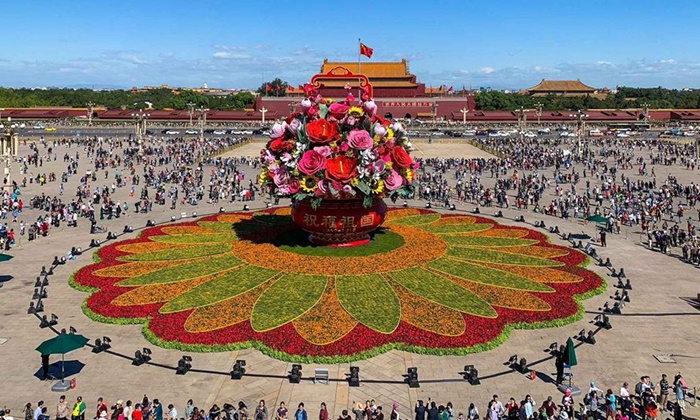 ใหญ่มาก จีนตั้ง “ตะกร้าดอกไม้ยักษ์” เตรียมฉลองวันชาติปีที่ 69