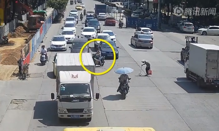 ใจพี่หล่อมาก หนุ่มจีนขี่มอเตอร์ไซค์ขวางรถ ช่วยหญิงชราข้ามถนน